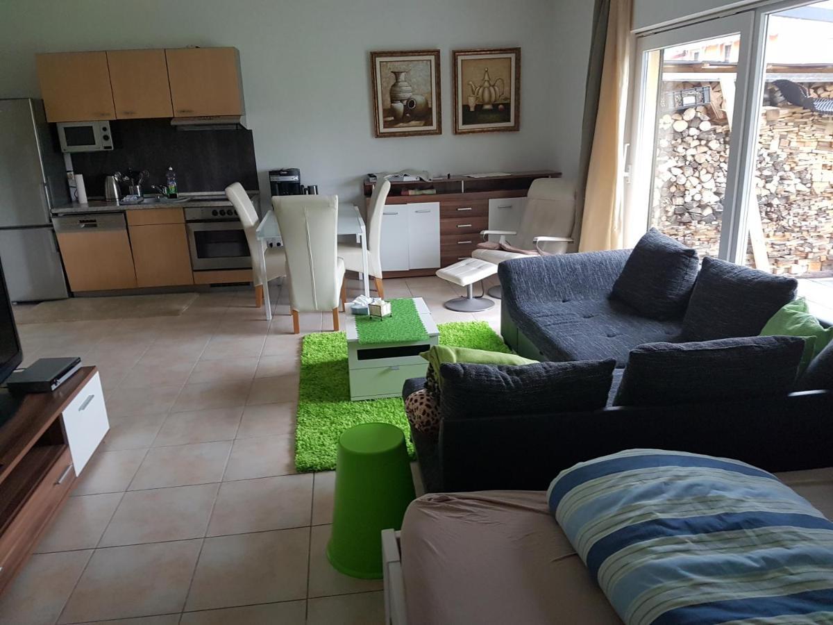 Ebenerdig Mit Terrasse & Garten, Wlan & Parkplatz! Self Check-In & Check-Out! Schwedenofen! Appartement Auggen Buitenkant foto