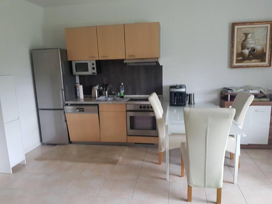 Ebenerdig Mit Terrasse & Garten, Wlan & Parkplatz! Self Check-In & Check-Out! Schwedenofen! Appartement Auggen Buitenkant foto